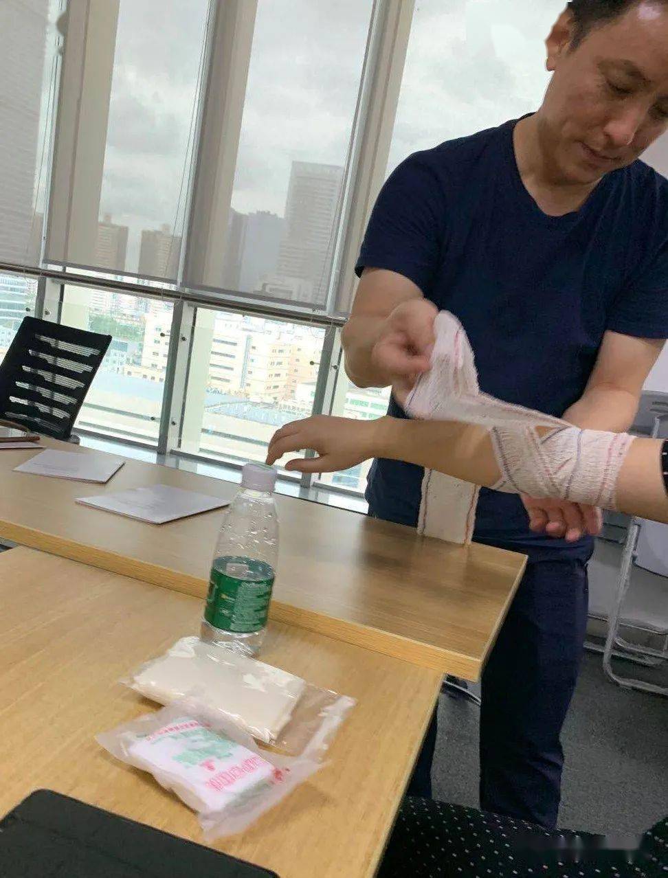 繃帶包扎方法_彈力繃帶包扎方法_頭部繃帶包扎方法圖解