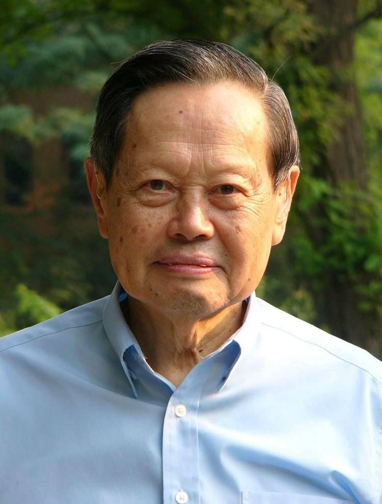 物理學(xué)家楊振寧簡介_楊振寧物理學(xué)家百人合照_物理學(xué)家楊振寧的學(xué)生有哪些