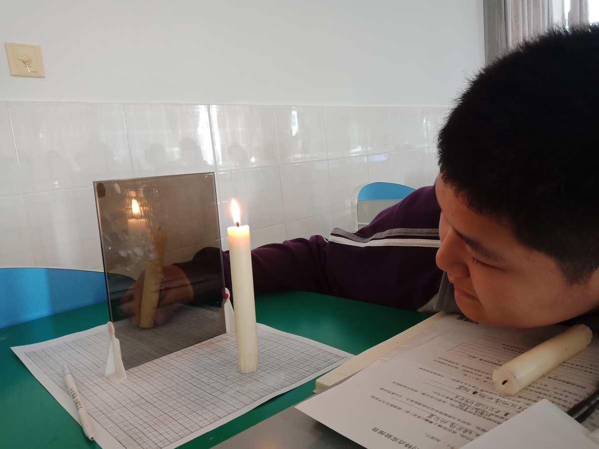 探究平面鏡的成像特點(diǎn)實(shí)驗(yàn)_物理探究平面鏡成像特點(diǎn)_成像平面探究鏡物理特點(diǎn)是
