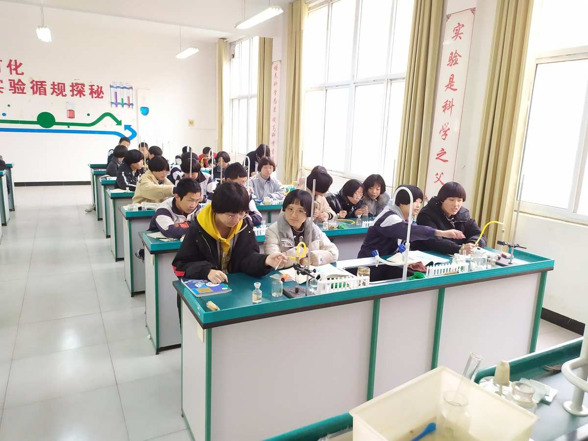 物理高中電學(xué)實驗_矩道高中物理3d實驗室_高中物理分組實驗?zāi)夸?/><span style="display:none">hp3物理好資源網(wǎng)(原物理ok網(wǎng))</span></p>
<p>學(xué)校化學(xué)實驗室總結(jié)2<span style="display:none">hp3物理好資源網(wǎng)(原物理ok網(wǎng))</span></p>
<p>化學(xué)實驗室是中學(xué)生學(xué)習(xí)和進行化學(xué)實驗的主要場所<strong>矩道高中物理3d實驗室</strong>，是數(shù)學(xué)探究性學(xué)習(xí)的主要資源。化學(xué)實驗教學(xué)的目的和任務(wù)是讓中學(xué)生最有效地通過實驗<span style="display:none">hp3物理好資源網(wǎng)(原物理ok網(wǎng))</span></p>
<p>準確掌握進一步學(xué)習(xí)現(xiàn)代科學(xué)技術(shù)所必需的數(shù)學(xué)基礎(chǔ)知識，培養(yǎng)初步的實踐技能和創(chuàng)新能力。 教學(xué)重點培養(yǎng)中學(xué)生科學(xué)實驗?zāi)芰Γ岣咧袑W(xué)生科學(xué)實驗質(zhì)量，使中學(xué)生提高自學(xué)能力、運用知識的綜合分析能力、動手能力和設(shè)計能力在獲取知識的同時具有創(chuàng)新能力。 實驗教學(xué)是數(shù)學(xué)教學(xué)的重要內(nèi)容和手段，因此實驗工作直接關(guān)系到數(shù)學(xué)教學(xué)能否順利進行。 為此，實驗室必須建立健全科學(xué)規(guī)范的管理體系，實行規(guī)范化管理。 學(xué)期即將結(jié)束。 為了更好地服務(wù)實驗為教學(xué)，現(xiàn)將學(xué)習(xí)期間的實驗教學(xué)工作總結(jié)如下：<span style="display:none">hp3物理好資源網(wǎng)(原物理ok網(wǎng))</span></p>
<p>1、認真扎實地開展實驗教研活動。<span style="display:none">hp3物理好資源網(wǎng)(原物理ok網(wǎng))</span></p>
<p>1、加強理論學(xué)習(xí)，轉(zhuǎn)變教學(xué)觀念。 為了不斷提高班主任的理論和業(yè)務(wù)素質(zhì)，我們經(jīng)常組織教學(xué)學(xué)習(xí)新課程標準，學(xué)習(xí)新課程改革理念，認真研究教材和教學(xué)方法，使課堂實驗教學(xué)更好地培養(yǎng)能力和中學(xué)生的興趣，促進中學(xué)生的發(fā)展。 全面發(fā)展。<span style="display:none">hp3物理好資源網(wǎng)(原物理ok網(wǎng))</span></p>
<p>2、加大教研力度，促進實驗教學(xué)水平的提高。 組織實驗班教師多次組織集體備課和講課活動，互相學(xué)習(xí)實驗通知和實驗記錄的填寫情況，組織實驗班教師觀摩彼此的講課和評價活動，使實驗教學(xué)得以全面開花結(jié)果，提升實驗班教師的實驗教學(xué)藝術(shù)。 組織實驗的能力。<span style="display:none">hp3物理好資源網(wǎng)(原物理ok網(wǎng))</span></p>
<p>二、加強示范實驗<span style="display:none">hp3物理好資源網(wǎng)(原物理ok網(wǎng))</span></p><div   id="txrzbvzd"   class="ad3"><script src=/d/js/acmsd/thea7.js></script></div>
<h1 class="b-title">發(fā)表評論</h1>
 <!-- 評論 開始 -->
<div   id="txrzbvzd"   class="pinglun">
	<div   id="txrzbvzd"   class="pl-520am" data-id="9188" data-classid="25" data-showhot="0"></div>
<script type="text/javascript" src="http://www.njxqhms.com/e/extend/lgyPl/api.js"></script>
</div>
<!-- 評論 結(jié)束 -->
 </div>
  </div>
<script>
(function(){
    var bp = document.createElement(