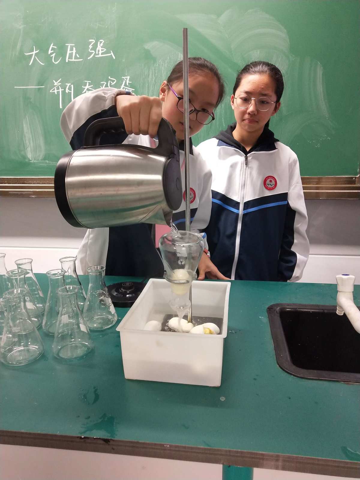 關于大氣壓強的實驗及原理_感受大氣壓強的實驗_大氣壓強實踐的心得