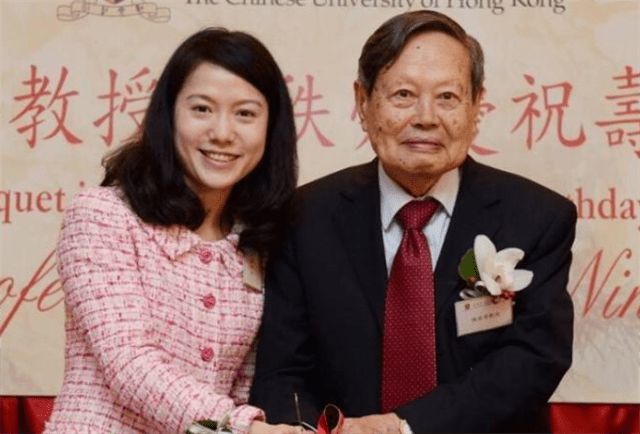 楊振寧與物理學家合照站中間_物理學家楊振寧和翁帆什么關系_物理學家楊振寧和翁帆
