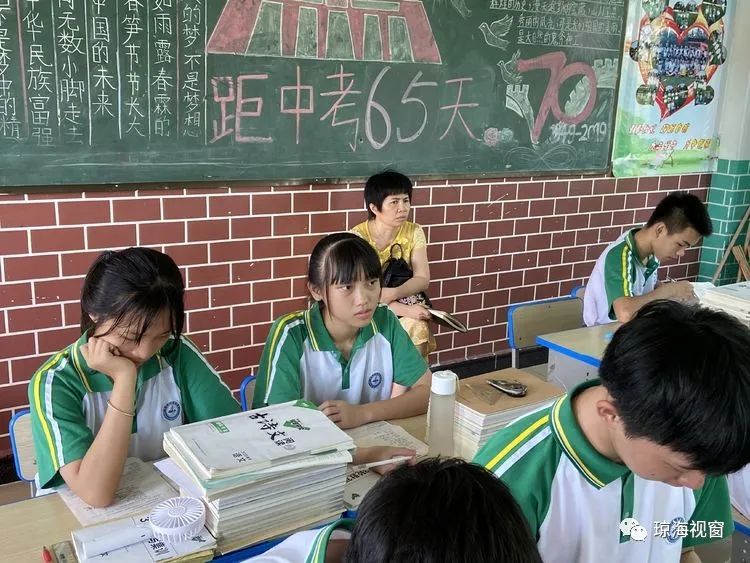 初中物理成績(jī)不好怎么提高_(dá)如何提初中物理成績(jī)的想法200_物理成績(jī)?cè)趺刺岣叱踔?/><span style="display:none">nYi物理好資源網(wǎng)(原物理ok網(wǎng))</span></p>
<p>學(xué)習(xí)上我可以說(shuō)是沒(méi)有任何基礎(chǔ)。我是名美術(shù)特長(zhǎng)生，從下半年七月開(kāi)始就要去外縣出席美術(shù)中考培訓(xùn)到11月份。<span style="display:none">nYi物理好資源網(wǎng)(原物理ok網(wǎng))</span></p>
<p>也就是說(shuō)，我接出來(lái)真正學(xué)習(xí)的時(shí)間只有冬訓(xùn)時(shí)的每晚三個(gè)小時(shí)空閑和從今年二月開(kāi)始到中考前的幾個(gè)月，盡管對(duì)于藝術(shù)考生來(lái)說(shuō)文化分要求很低，可目前我連這個(gè)很低也達(dá)不到。<span style="display:none">nYi物理好資源網(wǎng)(原物理ok網(wǎng))</span></p>
<p>聽(tīng)到這兒，假如覺(jué)得我完全沒(méi)有希望的同學(xué)也可以先離開(kāi)了。<span style="display:none">nYi物理好資源網(wǎng)(原物理ok網(wǎng))</span></p>
<p>我忽然想開(kāi)了，我想趁這最后一年的時(shí)間好好拼搏一下，無(wú)論是否還能考上理想的學(xué)院，最至少我努力過(guò)了，就不會(huì)懊悔。僅此而已～～<span style="display:none">nYi物理好資源網(wǎng)(原物理ok網(wǎng))</span></p>
<p>在這兒提問(wèn)，是須要一套建立的學(xué)習(xí)計(jì)劃和學(xué)習(xí)方式，請(qǐng)諸位同學(xué)和高手幫忙制訂一套計(jì)劃。例如我應(yīng)當(dāng)如何借助接出來(lái)的所剩的這些時(shí)間來(lái)學(xué)習(xí)，在冬訓(xùn)的時(shí)侯如何安排那每晚消遣的三個(gè)小時(shí)，每一科應(yīng)當(dāng)占用時(shí)間的比列。<span style="display:none">nYi物理好資源網(wǎng)(原物理ok網(wǎng))</span></p>
<p>在這兒先感謝聽(tīng)到這兒的同事～<span style="display:none">nYi物理好資源網(wǎng)(原物理ok網(wǎng))</span></p>
<p>我就分開(kāi)來(lái)講一下吧。<span style="display:none">nYi物理好資源網(wǎng)(原物理ok網(wǎng))</span></p>
<p>英語(yǔ)：從小到大的強(qiáng)項(xiàng)，高中不怎樣聽(tīng)也能考前幾名。<span style="display:none">nYi物理好資源網(wǎng)(原物理ok網(wǎng))</span></p>
<p>但到了中學(xué)因?yàn)闆](méi)有背誦古詩(shī)文言文等，英語(yǔ)成績(jī)有所下滑，我覺(jué)得英語(yǔ)方面我首先是把該背誦記憶的搞定，我想討教的是考試英文言文翻譯＼詩(shī)詞鑒賞＼閱讀的答題方法和英語(yǔ)的學(xué)習(xí)方式，在數(shù)學(xué)方面，我應(yīng)當(dāng)再下一些哪些工夫呢？<span style="display:none">nYi物理好資源網(wǎng)(原物理ok網(wǎng))</span></p>
<p>語(yǔ)文：舍棄。這個(gè)想要提升很難。補(bǔ)上去也很困難。<span style="display:none">nYi物理好資源網(wǎng)(原物理ok網(wǎng))</span></p>
<p>英文（已取消聽(tīng)力）：基礎(chǔ)極差，但對(duì)于詞組記憶很有信心。想討教英文基礎(chǔ)很低的人如何在短時(shí)間內(nèi)提升考試成績(jī)，應(yīng)當(dāng)從什么方面去攻占。<span style="display:none">nYi物理好資源網(wǎng)(原物理ok網(wǎng))</span></p>
<p>注：對(duì)于日語(yǔ)我可以說(shuō)是零基礎(chǔ)，連局勢(shì)都高不大清楚（另外討教一下英文習(xí)作的方式）。<span style="display:none">nYi物理好資源網(wǎng)(原物理ok網(wǎng))</span></p>
<p>政治：從前可以坐椅，現(xiàn)今認(rèn)為問(wèn)答題太靈活了，完全不知該如何與課本聯(lián)系上去。討教問(wèn)答題的答題方法和具體的學(xué)習(xí)技巧。<span style="display:none">nYi物理好資源網(wǎng)(原物理ok網(wǎng))</span></p>
<p>歷史：認(rèn)為所學(xué)的與試題沒(méi)有哪些聯(lián)系，一頭霧水，但我想假如先把課本搞熟應(yīng)當(dāng)會(huì)好一些。<span style="display:none">nYi物理好資源網(wǎng)(原物理ok網(wǎng))</span></p>
<p>地理：傳說(shuō)中工科中的理科。我們班地理很差，最高分也只有七十幾，但是只有幾人就能幾個(gè)。我想應(yīng)當(dāng)從背地圖開(kāi)始…<span style="display:none">nYi物理好資源網(wǎng)(原物理ok網(wǎng))</span></p>
<p>可能有些同學(xué)會(huì)對(duì)我的臨時(shí)抱佛腳嗤之以鼻，覺(jué)得我早已完蛋了。但這不會(huì)嚴(yán)打到我的信心，我相信哪些想學(xué)都為時(shí)不晚，我身邊也有好多從初一現(xiàn)學(xué)并成功考入理想學(xué)院的事例，我主要也是想經(jīng)常拼搏的此為，想在中考前奮斗一番，不讓自己懊悔。<span style="display:none">nYi物理好資源網(wǎng)(原物理ok網(wǎng))</span></p>
<p>請(qǐng)諸位同學(xué)高手以自身或則別人的經(jīng)驗(yàn)給我講講，幫忙規(guī)劃一下我的時(shí)間，以及各科的學(xué)習(xí)方式＼方法，最重要的是我的時(shí)間很短了，而我須要在短時(shí)間內(nèi)提升。<span style="display:none">nYi物理好資源網(wǎng)(原物理ok網(wǎng))</span></p>
<p>復(fù)制就沒(méi)有必要了，我都看了，但若果是很有價(jià)值的方式也可以復(fù)制一下，但不要一大篇一大篇的。<span style="display:none">nYi物理好資源網(wǎng)(原物理ok網(wǎng))</span></p>
<p>我對(duì)自己是有信心的，我覺(jué)得我曾經(jīng)是由于完全沒(méi)有學(xué)習(xí)，而如今我早已端正了自己的學(xué)習(xí)心態(tài)，我保證自己會(huì)自覺(jué)學(xué)習(xí)。我主要是須要一套完整的學(xué)習(xí)計(jì)劃，和學(xué)習(xí)的方式。<span style="display:none">nYi物理好資源網(wǎng)(原物理ok網(wǎng))</span></p>
<p>最后誠(chéng)懇的向諸位同學(xué)致謝，無(wú)論您是否向我提供方式，我都非常謝謝您看見(jiàn)這兒！兩百分只是謝謝的一種表示，而真正的謝謝是不能用分值估算，感謝。<span style="display:none">nYi物理好資源網(wǎng)(原物理ok網(wǎng))</span></p><p>你以為中學(xué)讀書(shū)較好中學(xué)也一樣那就大錯(cuò)物錯(cuò)了，雖然小學(xué)知識(shí)與高中直掛鉤的極少，就是可以說(shuō)每位人起點(diǎn)都大至相同，高中會(huì)有分科，也就是文或理，要說(shuō)上去你說(shuō)的是數(shù)理化，應(yīng)當(dāng)是偏理科了，的確，理科要較難些，化學(xué)，物理是令人煩躁的東西，假如你覺(jué)得初三的物理內(nèi)容很簡(jiǎn)單那你更錯(cuò)了，物理是這樣的，看似新課很簡(jiǎn)單，出起題來(lái)你就曉得不簡(jiǎn)單了，到了初三你就曉得，人的生活是多么的沉悶，基本上每天都有測(cè)試，考卷多的可以當(dāng)廢紙用，每晚從早晨六點(diǎn)半坐到晚上十點(diǎn)半，可以說(shuō)持之以恒才是最重要的方式，當(dāng)你讀初二初三前期，你不會(huì)有哪些壓力，或許你上課也認(rèn)為沒(méi)哪些難度，但到最后你就明白平日的基礎(chǔ)有多重要，不管怎樣樣，不要懼怕每堂課，貨到用時(shí)方知少，我們就是平常聽(tīng)課很不在乎每晚把作業(yè)抄起來(lái)即便數(shù)了，當(dāng)然，高二就是來(lái)備考原先的書(shū)，每備考一節(jié)就測(cè)試，不要把初中和小學(xué)看得這么緊，當(dāng)你上了一二學(xué)期的中學(xué)后才會(huì)認(rèn)為中學(xué)這些東西根本就不值一提，我以前就有過(guò)此類(lèi)覺(jué)得。其實(shí)學(xué)好每一課，打好基礎(chǔ)知識(shí)，到最后備考的時(shí)侯就不會(huì)驚慌。<span style="display:none">nYi物理好資源網(wǎng)(原物理ok網(wǎng))</span></p><p>我是上海市101學(xué)校的，自己平時(shí)成績(jī)不錯(cuò)，班級(jí)前15，年齡前30，就是近來(lái)要上高一了，心里比較虛。我簡(jiǎn)略說(shuō)下自己5科的情況，希望你們能提一些建設(shè)性意見(jiàn)，感謝了！！！1。語(yǔ)...我是上海市101學(xué)校的，自己平時(shí)成績(jī)不錯(cuò)，班級(jí)前15，年齡前30，就是近來(lái)要上高一了，心里比較虛。我簡(jiǎn)略說(shuō)下自己5科的情況，希望你們能提一些建設(shè)性意見(jiàn)，感謝了！！！<span style="display:none">nYi物理好資源網(wǎng)(原物理ok網(wǎng))</span></p>
<p>1。英語(yǔ)我們老師仍然要求我們多讀書(shū)，說(shuō)小學(xué)的好多東西和課本不太一樣，須要有特別大量的課外閱讀積累就能應(yīng)對(duì)，還有就是說(shuō)要多寫(xiě)作，中學(xué)的英語(yǔ)主要是讀和寫(xiě)。我想問(wèn)的是不僅這2個(gè)必做的事情，是否還有提升英語(yǔ)的方式？<span style="display:none">nYi物理好資源網(wǎng)(原物理ok網(wǎng))</span></p>
<p>2。物理我們?nèi)缃窀咧性缫烟嵩鐚W(xué)了初三的一部份內(nèi)容了，像指數(shù)等等，認(rèn)為并不太難，只是須要時(shí)時(shí)刻刻保持腦子靈活。還須要多做題。但有的時(shí)侯我做了好多題，分?jǐn)?shù)也沒(méi)有幾個(gè)極少做題的人高。。。可能是她們情商過(guò)高吧~~我想曉得中學(xué)語(yǔ)文的注意點(diǎn)，和有無(wú)方式少做題也能保持一個(gè)不錯(cuò)的成績(jī)。<span style="display:none">nYi物理好資源網(wǎng)(原物理ok網(wǎng))</span></p>
<p>3。德語(yǔ)法語(yǔ)自己覺(jué)得不太拿手，盡管每次分?jǐn)?shù)還可以，但自己明白自己的句型水平還是不過(guò)硬，最大的敗筆是自己好多時(shí)侯斷章取義，閱讀完型常常是邏輯錯(cuò)誤造成失分，不曉得如何才能改正。。。<span style="display:none">nYi物理好資源網(wǎng)(原物理ok網(wǎng))</span></p>
<p>4。化學(xué)我們?nèi)缃褚矊W(xué)了初三的數(shù)學(xué)，認(rèn)為比較難，做題的覺(jué)得和小學(xué)完全不同，但是題型十分活，做了好多題有時(shí)也找不到十分好的訣竅<strong>如何提初中物理成績(jī)的想法200</strong>，不曉得中學(xué)數(shù)學(xué)有哪些好的學(xué)習(xí)方式，能夠推薦幾個(gè)特別好的練習(xí)冊(cè)~~~<span style="display:none">nYi物理好資源網(wǎng)(原物理ok網(wǎng))</span></p>
<p>5。物理物理我倒不認(rèn)為如何難，就是坐椅一些東西，多做題，不知有無(wú)思想錯(cuò)誤？呵呵，物理有哪些要注意的嗎？<span style="display:none">nYi物理好資源網(wǎng)(原物理ok網(wǎng))</span></p>
<p>我問(wèn)的暫時(shí)就那么多了，歡迎你們來(lái)回答我的問(wèn)題，希望還能每科一個(gè)回答。我會(huì)相繼降低至200分，答得好的繼續(xù)加分，血本求指明我方向的路燈呀！！！<span style="display:none">nYi物理好資源網(wǎng)(原物理ok網(wǎng))</span></p><p>我是上海市101學(xué)校的，自己平時(shí)成績(jī)不錯(cuò)，班級(jí)前15，年齡前30，就是近來(lái)要上高一了，心里比較虛。我簡(jiǎn)略說(shuō)下自己5科的情況，希望你們能提一些建設(shè)性意見(jiàn)，感謝了！！！1。語(yǔ)...我是上海市101學(xué)校的，自己平時(shí)成績(jī)不錯(cuò)，班級(jí)前15，年齡前30，就是近來(lái)要上高一了，心里比較虛。我簡(jiǎn)略說(shuō)下自己5科的情況，希望你們能提一些建設(shè)性意見(jiàn)，感謝了！！！<span style="display:none">nYi物理好資源網(wǎng)(原物理ok網(wǎng))</span></p>
<p>1。英語(yǔ)我們老師仍然要求我們多讀書(shū)，說(shuō)小學(xué)的好多東西和課本不太一樣，須要有特別大量的課外閱讀積累就能應(yīng)對(duì)，還有就是說(shuō)要多寫(xiě)作，中學(xué)的英語(yǔ)主要是讀和寫(xiě)。我想問(wèn)的是不僅這2個(gè)必做的事情，是否還有提升英語(yǔ)的方式？<span style="display:none">nYi物理好資源網(wǎng)(原物理ok網(wǎng))</span></p>
<p>2。物理我們?nèi)缃窀咧性缫烟嵩鐚W(xué)了初三的一部份內(nèi)容了，像指數(shù)等等，認(rèn)為并不太難，只是須要時(shí)時(shí)刻刻保持腦子靈活。還須要多做題。但有的時(shí)侯我做了好多題，分?jǐn)?shù)也沒(méi)有幾個(gè)極少做題的人高。。。可能是她們情商過(guò)高吧~~我想曉得中學(xué)語(yǔ)文的注意點(diǎn)，和有無(wú)方式少做題也能保持一個(gè)不錯(cuò)的成績(jī)。<span style="display:none">nYi物理好資源網(wǎng)(原物理ok網(wǎng))</span></p>
<p>3。德語(yǔ)法語(yǔ)自己覺(jué)得不太拿手，盡管每次分?jǐn)?shù)還可以，但自己明白自己的句型水平還是不過(guò)硬，最大的敗筆是自己好多時(shí)侯斷章取義，閱讀完型常常是邏輯錯(cuò)誤造成失分，不曉得如何才能改正。。。<span style="display:none">nYi物理好資源網(wǎng)(原物理ok網(wǎng))</span></p>
<p>4。化學(xué)我們?nèi)缃褚矊W(xué)了初三的數(shù)學(xué)，認(rèn)為比較難，做題的覺(jué)得和小學(xué)完全不同，但是題型十分活，做了好多題有時(shí)也找不到十分好的訣竅，不曉得中學(xué)數(shù)學(xué)有哪些好的學(xué)習(xí)方式，能夠推薦幾個(gè)特別好的練習(xí)冊(cè)~~~<span style="display:none">nYi物理好資源網(wǎng)(原物理ok網(wǎng))</span></p>
<p>5。物理物理我倒不認(rèn)為如何難，就是坐椅一些東西，多做題，不知有無(wú)思想錯(cuò)誤？呵呵，物理有哪些要注意的嗎？<span style="display:none">nYi物理好資源網(wǎng)(原物理ok網(wǎng))</span></p>
<p>我問(wèn)的暫時(shí)就那么多了，歡迎你們來(lái)回答我的問(wèn)題，希望還能每科一個(gè)回答。我會(huì)相繼降低至200分，答得好的繼續(xù)加分，血本求指明我方向的路燈呀！！！<span style="display:none">nYi物理好資源網(wǎng)(原物理ok網(wǎng))</span></p><div   id="txrzbvzd"   class="ad3"><script src=/d/js/acmsd/thea7.js></script></div>
<h1 class="b-title">發(fā)表評(píng)論</h1>
 <!-- 評(píng)論 開(kāi)始 -->
<div   id="txrzbvzd"   class="pinglun">
	<div   id="txrzbvzd"   class="pl-520am" data-id="16732" data-classid="31" data-showhot="0"></div>
<script type="text/javascript" src="http://www.njxqhms.com/e/extend/lgyPl/api.js"></script>
</div>
<!-- 評(píng)論 結(jié)束 -->
 </div>
  </div>
<script>
(function(){
    var bp = document.createElement(