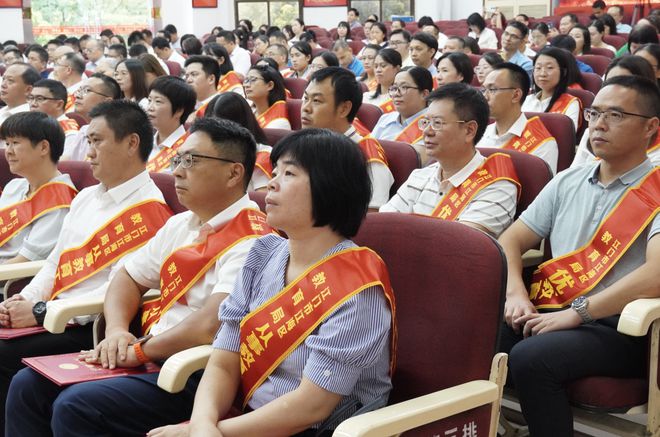 北大畢業(yè)生賣豬肉現(xiàn)在怎么樣了_北大畢業(yè)生唱昨夜星辰的歌_北大畢業(yè)生