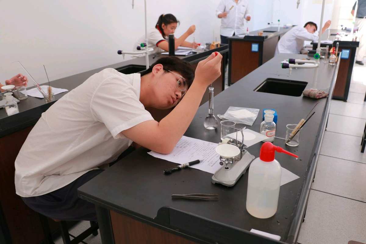 物理初中電學實驗演示_初中物理電學實驗_初中物理電學實驗大全總結