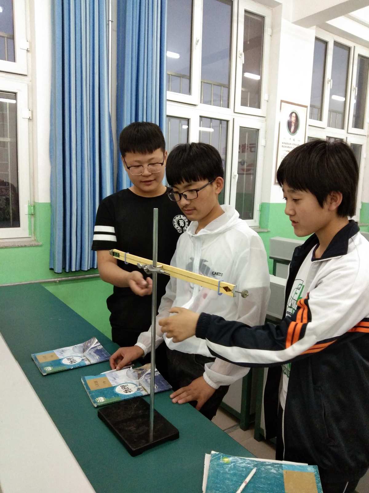 牛頓定律課件_牛頓第一定律教學過程_牛頓定律的講課視頻