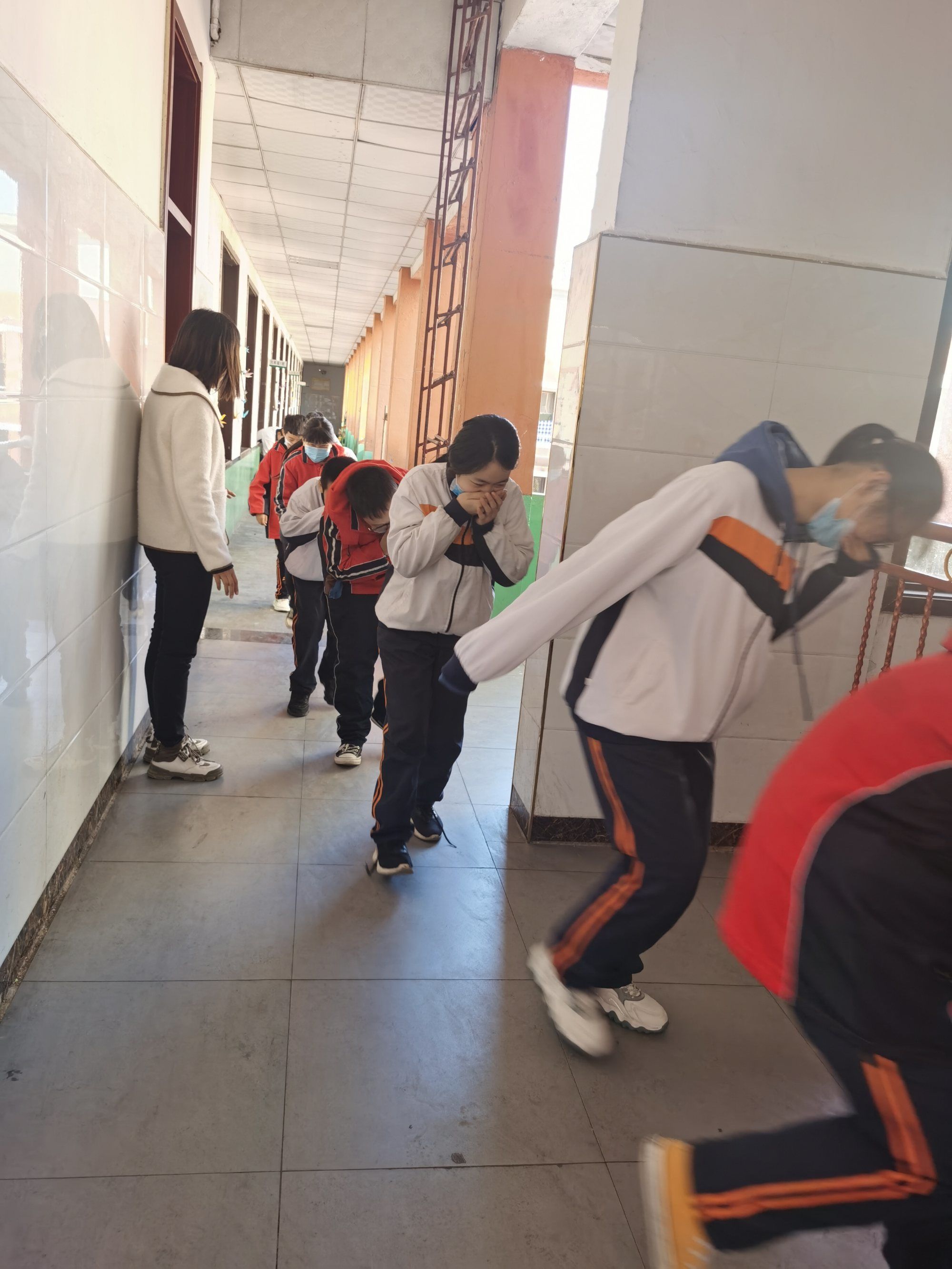 滅火的實(shí)驗(yàn)_燃燒與滅火實(shí)驗(yàn)視頻_滅火的原理實(shí)驗(yàn)視頻