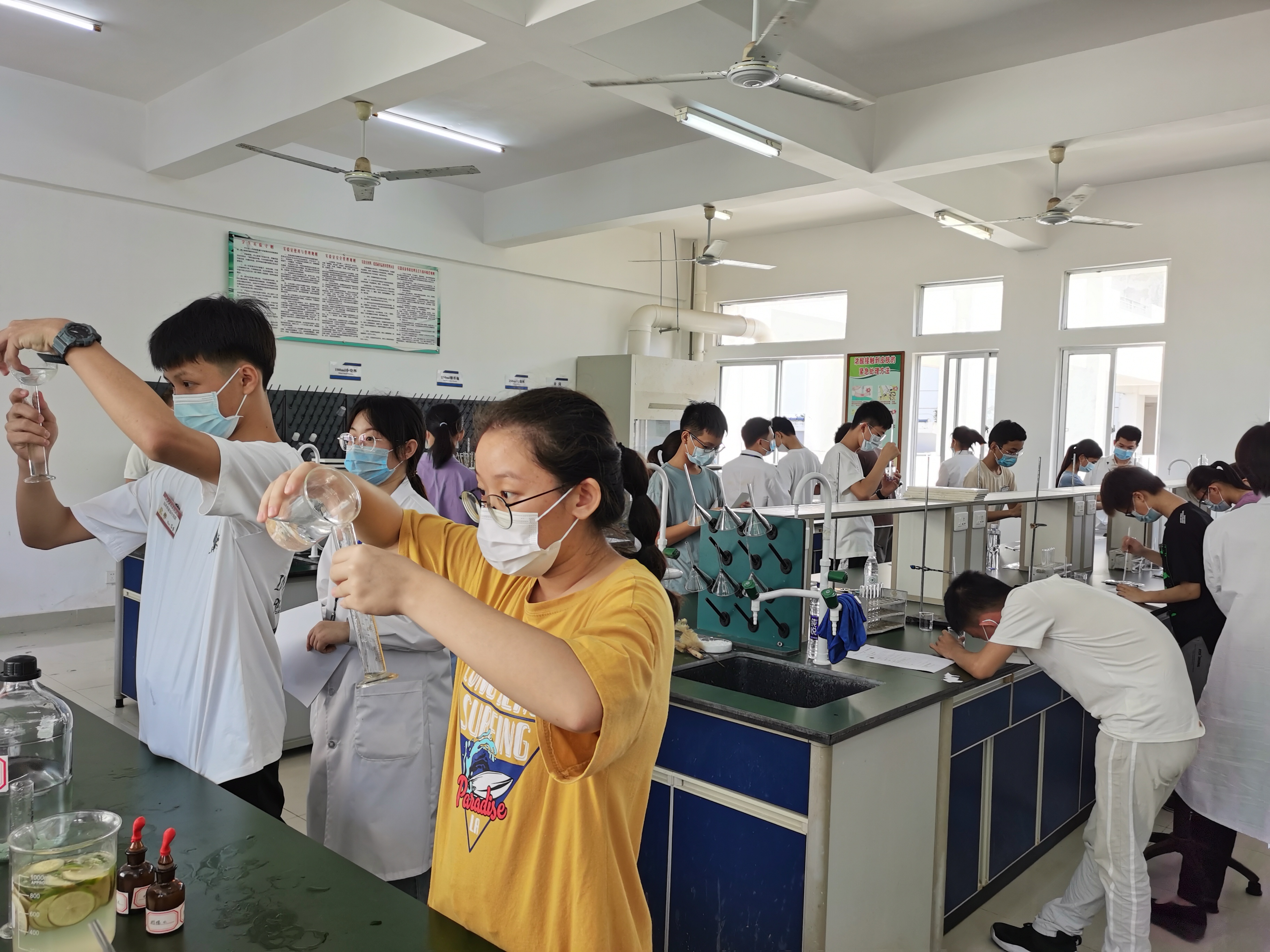 物理實驗室AR_物理實驗室ar怎么用_物理室實驗室中像小凳子