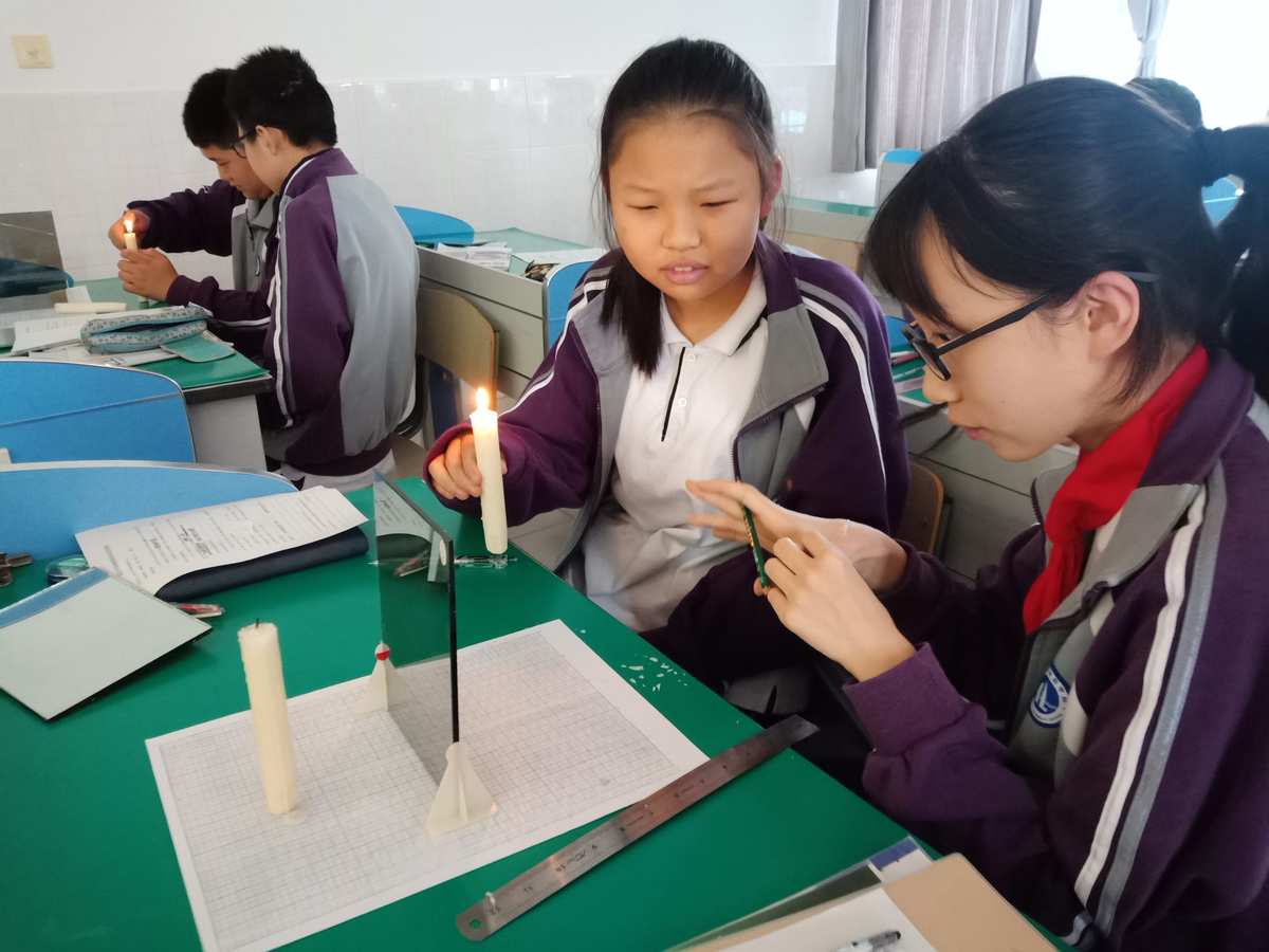 平面鏡成像中平面鏡的作用_鏡成像平面中平面作用最大的是_平面鏡成像的主要作用