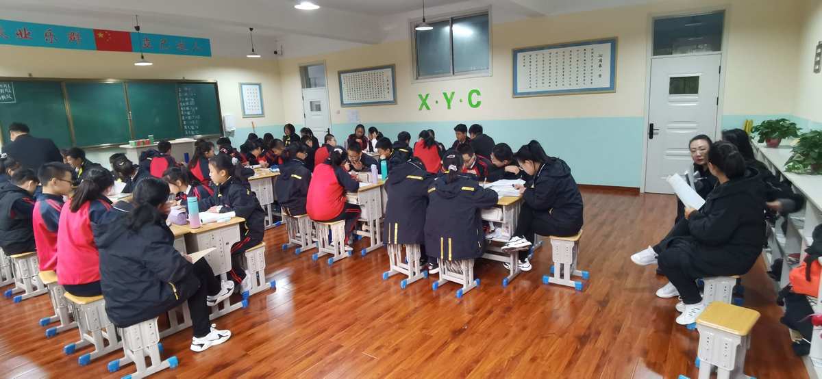 初中物理實(shí)驗(yàn)分組實(shí)驗(yàn)記錄表_實(shí)驗(yàn)物理初中記錄表分組怎么寫_初中物理分組實(shí)驗(yàn)?zāi)夸?/><span style="display:none">0Ll物理好資源網(wǎng)(原物理ok網(wǎng))</span></p>
<p>3、做好本學(xué)期的總結(jié)和下學(xué)期的計(jì)劃。<span style="display:none">0Ll物理好資源網(wǎng)(原物理ok網(wǎng))</span></p>
<p>4、制定萊西市大賽方案<span style="display:none">0Ll物理好資源網(wǎng)(原物理ok網(wǎng))</span></p>
<p>中學(xué)數(shù)學(xué)工作計(jì)劃篇4<span style="display:none">0Ll物理好資源網(wǎng)(原物理ok網(wǎng))</span></p>
<p>在早已結(jié)束的20xx年高考中，高中數(shù)學(xué)備課組在均分、優(yōu)秀率、及格率上均取得了優(yōu)秀的成績(jī)，她們首先是我們本屆高中備課組學(xué)習(xí)的榜樣，同時(shí)也給我們帶來了巨大的挑戰(zhàn)：如何續(xù)寫輝煌。<span style="display:none">0Ll物理好資源網(wǎng)(原物理ok網(wǎng))</span></p>
<p>一、學(xué)年工作總目標(biāo)：20xx年高考繼續(xù)領(lǐng)跑全市。<span style="display:none">0Ll物理好資源網(wǎng)(原物理ok網(wǎng))</span></p>
<p>二、教學(xué)目標(biāo)：<span style="display:none">0Ll物理好資源網(wǎng)(原物理ok網(wǎng))</span></p>
<p>1、狠抓“知識(shí)與技能”的學(xué)習(xí)和培養(yǎng)。“知識(shí)和技能”是教學(xué)的重點(diǎn)內(nèi)容。概念和規(guī)律則是化學(xué)教學(xué)的重中之重。只有理解了基本概念，把握好基本規(guī)律，能夠去解釋一些化學(xué)現(xiàn)象和解決實(shí)際的數(shù)學(xué)問題，而對(duì)概念的備考不能死記硬背。我們應(yīng)當(dāng)引導(dǎo)中學(xué)生注重去理解。<span style="display:none">0Ll物理好資源網(wǎng)(原物理ok網(wǎng))</span></p>
<p>2、重視過程和技巧。在新課標(biāo)理念中，獲得知識(shí)的過程和所獲得的知識(shí)、技能有著同等重要的位置，正所謂“魚”與“漁”的關(guān)系。我們教學(xué)的根本目的，在于培養(yǎng)中學(xué)生獲得知識(shí)的方式，使中學(xué)生漸漸學(xué)會(huì)積極主動(dòng)地自主獲取知識(shí)，并具有創(chuàng)新意識(shí)和能力。<span style="display:none">0Ll物理好資源網(wǎng)(原物理ok網(wǎng))</span></p>
<p>3、重視“情感、態(tài)度與價(jià)值觀”，對(duì)中學(xué)生的教育的根本目的是教中學(xué)生做人，做有愛心的人，有科學(xué)意識(shí)的人，有社會(huì)責(zé)任感的人。<span style="display:none">0Ll物理好資源網(wǎng)(原物理ok網(wǎng))</span></p>
<p>三、具體舉措：<span style="display:none">0Ll物理好資源網(wǎng)(原物理ok網(wǎng))</span></p>
<p>1、認(rèn)真研究教材、分析高考，總結(jié)之前的高考經(jīng)驗(yàn)，充分發(fā)揮高考的導(dǎo)向作用，指導(dǎo)未來一年的數(shù)學(xué)教學(xué)工作。<span style="display:none">0Ll物理好資源網(wǎng)(原物理ok網(wǎng))</span></p>
<p>2、加強(qiáng)集體備課，按中學(xué)集體備課的程序組織好每一次備課活動(dòng)。進(jìn)一步建立集體備課的各個(gè)環(huán)節(jié)，備知識(shí)、備方式、備程序、備中學(xué)生。統(tǒng)一教案和作業(yè)，對(duì)先前教案中過難的、過繁的要大膽拋棄。<span style="display:none">0Ll物理好資源網(wǎng)(原物理ok網(wǎng))</span></p>
<p>3、抓好課堂教學(xué)，第一學(xué)期主要以新課為主，第二學(xué)期以備考課為主，重點(diǎn)做好三種課型的研究：新課教學(xué)、試卷評(píng)授課的教學(xué)、中考備考課的教學(xué)，找尋真正適宜中學(xué)生的、高效的課堂教學(xué)。<span style="display:none">0Ll物理好資源網(wǎng)(原物理ok網(wǎng))</span></p>
<p>4、認(rèn)真批閱作業(yè)：關(guān)注作業(yè)質(zhì)量，督促中學(xué)生及時(shí)訂正，二次批閱，及時(shí)講評(píng)，避免中學(xué)生抄作業(yè)。<span style="display:none">0Ll物理好資源網(wǎng)(原物理ok網(wǎng))</span></p>
<p>5、重視考試：按照新課標(biāo)和高考的要求，悉心選題、科學(xué)命題，努力提升試題質(zhì)量，防止隨便性，認(rèn)真批閱試題，認(rèn)真剖析試題，以發(fā)覺班主任教學(xué)中存在的問題和中學(xué)生個(gè)體存在的問題。借助考試，教育中學(xué)生要有良好的考前態(tài)度，不浮躁，不恐懼，通過努力備考，查找問題，填補(bǔ)不足，鞏固優(yōu)勢(shì)，樹立自信心。<span style="display:none">0Ll物理好資源網(wǎng)(原物理ok網(wǎng))</span></p>
<p>6、關(guān)注中等中學(xué)生：中等生是大面積提升教學(xué)質(zhì)量的主心骨，狠抓中等生，我們離目標(biāo)就更近。強(qiáng)化對(duì)學(xué)困生的某些補(bǔ)習(xí)，努力和她們交同學(xué)，適當(dāng)減少對(duì)她們的.要求。強(qiáng)化對(duì)優(yōu)等生的培優(yōu)工作<span style="display:none">0Ll物理好資源網(wǎng)(原物理ok網(wǎng))</span></p>
<p>7、重視非智力誘因：及時(shí)發(fā)覺、肯定中學(xué)生頭上的閃光點(diǎn)，用發(fā)展的、欣賞的、平等的心態(tài)對(duì)待每一位中學(xué)生。創(chuàng)造科學(xué)、民主、和諧的教學(xué)環(huán)境。重視某些談話，關(guān)注思想動(dòng)態(tài)，構(gòu)建師生間的愛情，進(jìn)行學(xué)習(xí)指導(dǎo)，使中學(xué)生喜歡與數(shù)學(xué)老師交流，喜歡備考化學(xué)。<span style="display:none">0Ll物理好資源網(wǎng)(原物理ok網(wǎng))</span></p>
<p>8、密切與教師的聯(lián)系、關(guān)注中學(xué)生在家學(xué)習(xí)情況。<span style="display:none">0Ll物理好資源網(wǎng)(原物理ok網(wǎng))</span></p>
<p>我們相信：在院長(zhǎng)室的領(lǐng)導(dǎo)下，在教務(wù)處、班主任的幫助支持下，在全體數(shù)學(xué)組同仁的共同努力下，20xx，讓我們?cè)倮m(xù)輝煌！<span style="display:none">0Ll物理好資源網(wǎng)(原物理ok網(wǎng))</span></p>
<p>高中數(shù)學(xué)工作計(jì)劃篇5<span style="display:none">0Ll物理好資源網(wǎng)(原物理ok網(wǎng))</span></p>
<p>一、指導(dǎo)思想：<span style="display:none">0Ll物理好資源網(wǎng)(原物理ok網(wǎng))</span></p>
<p>化學(xué)實(shí)驗(yàn)是中學(xué)生進(jìn)行科學(xué)探究的重要方法，實(shí)驗(yàn)室則是中學(xué)生學(xué)習(xí)和進(jìn)行實(shí)驗(yàn)的主要場(chǎng)所，是數(shù)學(xué)探究學(xué)習(xí)的主要資源。因而，中學(xué)高度注重?cái)?shù)學(xué)實(shí)驗(yàn)室建設(shè)，配置必要的儀器和設(shè)備，確保每位中學(xué)生都能進(jìn)行實(shí)驗(yàn)探究活動(dòng)，為中學(xué)生舉辦實(shí)驗(yàn)探究活動(dòng)創(chuàng)造了良好的條件。<span style="display:none">0Ll物理好資源網(wǎng)(原物理ok網(wǎng))</span></p>
<p>學(xué)校化學(xué)實(shí)驗(yàn)教學(xué)的目的.與任務(wù)是通過實(shí)驗(yàn)使中學(xué)生最有效地把握進(jìn)一步學(xué)習(xí)現(xiàn)代科學(xué)技術(shù)所必需的基礎(chǔ)數(shù)學(xué)知識(shí)，培養(yǎng)初步的實(shí)踐操作技能和創(chuàng)新能力。教學(xué)的重點(diǎn)置于培養(yǎng)中學(xué)生科學(xué)實(shí)驗(yàn)?zāi)芰εc提升中學(xué)生科學(xué)實(shí)驗(yàn)素質(zhì)，使中學(xué)生在獲取知識(shí)的同時(shí)提升自學(xué)能力、運(yùn)用知識(shí)的綜合剖析能力、動(dòng)手能力和設(shè)計(jì)創(chuàng)新能力。中學(xué)數(shù)學(xué)是九年義務(wù)教育選修的一門基礎(chǔ)課程。依據(jù)《九年義務(wù)教育全日制中級(jí)學(xué)校數(shù)學(xué)教學(xué)大綱》和新課程標(biāo)準(zhǔn)，其中要求中學(xué)生具備的能力之一就是產(chǎn)生初步的觀察和實(shí)驗(yàn)?zāi)芰Γ龅接心康牡赜^察，辯明觀察對(duì)象的主要特點(diǎn)及其變化條件，能了解實(shí)驗(yàn)?zāi)康模瑫?huì)正確使用儀器，會(huì)作必要的記錄，會(huì)按照實(shí)驗(yàn)結(jié)果得出推論，會(huì)寫簡(jiǎn)單的實(shí)驗(yàn)報(bào)告。<span style="display:none">0Ll物理好資源網(wǎng)(原物理ok網(wǎng))</span></p>
<p>實(shí)驗(yàn)教學(xué)作為數(shù)學(xué)教學(xué)中的一個(gè)重要內(nèi)容和重要手段，因而實(shí)驗(yàn)室工作直接關(guān)系到數(shù)學(xué)教學(xué)工作是否能順利進(jìn)行。為此實(shí)驗(yàn)室必須構(gòu)建和完善科學(xué)、規(guī)范的管理體制，推行規(guī)范的管理。<span style="display:none">0Ll物理好資源網(wǎng)(原物理ok網(wǎng))</span></p>
<p>二、具體工作計(jì)劃：<span style="display:none">0Ll物理好資源網(wǎng)(原物理ok網(wǎng))</span></p>
<p>1、制訂規(guī)章制度，科學(xué)規(guī)范管理<span style="display:none">0Ll物理好資源網(wǎng)(原物理ok網(wǎng))</span></p>
<p>2、按照分校各種規(guī)章制度，并認(rèn)真執(zhí)行。<span style="display:none">0Ll物理好資源網(wǎng)(原物理ok網(wǎng))</span></p>
<p>3、制訂學(xué)期實(shí)驗(yàn)計(jì)劃表、周歷表。<span style="display:none">0Ll物理好資源網(wǎng)(原物理ok網(wǎng))</span></p>
<p>4、開足開齊各種實(shí)驗(yàn)，并積極創(chuàng)造條件改演示實(shí)驗(yàn)為分組實(shí)驗(yàn)，積極服務(wù)于教學(xué)。<span style="display:none">0Ll物理好資源網(wǎng)(原物理ok網(wǎng))</span></p>
<p>5、充分借助生活中身邊的實(shí)驗(yàn)器材的作用，結(jié)合實(shí)驗(yàn)室條件進(jìn)行分組實(shí)驗(yàn)。<span style="display:none">0Ll物理好資源網(wǎng)(原物理ok網(wǎng))</span></p>
<p>6、做好儀器、器材的常規(guī)修理和保養(yǎng)工作。<span style="display:none">0Ll物理好資源網(wǎng)(原物理ok網(wǎng))</span></p>
<p>7、做好儀器的借出、歸還初驗(yàn)工作。<span style="display:none">0Ll物理好資源網(wǎng)(原物理ok網(wǎng))</span></p>
<p>8、有必要時(shí)，可以自制一些教具。<span style="display:none">0Ll物理好資源網(wǎng)(原物理ok網(wǎng))</span></p>
<p>9、做好儀器、器材的補(bǔ)充計(jì)劃。<span style="display:none">0Ll物理好資源網(wǎng)(原物理ok網(wǎng))</span></p>
<p>10、做好各種清冊(cè)的記錄工作。結(jié)合采用電子檔案。<span style="display:none">0Ll物理好資源網(wǎng)(原物理ok網(wǎng))</span></p>
<p>11、結(jié)合中學(xué)常規(guī)管理，保持實(shí)驗(yàn)室的常清潔。<span style="display:none">0Ll物理好資源網(wǎng)(原物理ok網(wǎng))</span></p>
<p>三、學(xué)生實(shí)驗(yàn)安排（時(shí)間依照教學(xué)進(jìn)度確定）<span style="display:none">0Ll物理好資源網(wǎng)(原物理ok網(wǎng))</span></p>
<p>高中數(shù)學(xué)中學(xué)生分組實(shí)驗(yàn)安排表<span style="display:none">0Ll物理好資源網(wǎng)(原物理ok網(wǎng))</span></p>
<p>【初中數(shù)學(xué)工作計(jì)劃】相關(guān)文章：<span style="display:none">0Ll物理好資源網(wǎng)(原物理ok網(wǎng))</span></p>
<p>高中化學(xué)實(shí)驗(yàn)工作計(jì)劃03-10<span style="display:none">0Ll物理好資源網(wǎng)(原物理ok網(wǎng))</span></p>
<p>高中數(shù)學(xué)反省05-19<span style="display:none">0Ll物理好資源網(wǎng)(原物理ok網(wǎng))</span></p>
<p>高中數(shù)學(xué)教研組工作計(jì)劃02-08<span style="display:none">0Ll物理好資源網(wǎng)(原物理ok網(wǎng))</span></p>
<p>高中數(shù)學(xué)教學(xué)2022年工作計(jì)劃04-05<span style="display:none">0Ll物理好資源網(wǎng)(原物理ok網(wǎng))</span></p>
<p>高中數(shù)學(xué)教學(xué)工作計(jì)劃05-27<span style="display:none">0Ll物理好資源網(wǎng)(原物理ok網(wǎng))</span></p>
<p>中學(xué)數(shù)學(xué)實(shí)驗(yàn)室工作計(jì)劃03-29<span style="display:none">0Ll物理好資源網(wǎng)(原物理ok網(wǎng))</span></p>
<p>中學(xué)數(shù)學(xué)備課組工作計(jì)劃01-29<span style="display:none">0Ll物理好資源網(wǎng)(原物理ok網(wǎng))</span></p>
<p>高中數(shù)學(xué)班主任工作計(jì)劃03-17<span style="display:none">0Ll物理好資源網(wǎng)(原物理ok網(wǎng))</span></p>
<p>高中數(shù)學(xué)備課組工作計(jì)劃04-07<span style="display:none">0Ll物理好資源網(wǎng)(原物理ok網(wǎng))</span></p>
<p>高中數(shù)學(xué)教研組工作計(jì)劃04-07<span style="display:none">0Ll物理好資源網(wǎng)(原物理ok網(wǎng))</span></p><div   id="txrzbvzd"   class="ad3"><script src=/d/js/acmsd/thea7.js></script></div>
<h1 class="b-title">發(fā)表評(píng)論</h1>
 <!-- 評(píng)論 開始 -->
<div   id="txrzbvzd"   class="pinglun">
	<div   id="txrzbvzd"   class="pl-520am" data-id="35411" data-classid="1" data-showhot="0"></div>
<script type="text/javascript" src="http://www.njxqhms.com/e/extend/lgyPl/api.js"></script>
</div>
<!-- 評(píng)論 結(jié)束 -->
 </div>
  </div>
<script>
(function(){
    var bp = document.createElement(