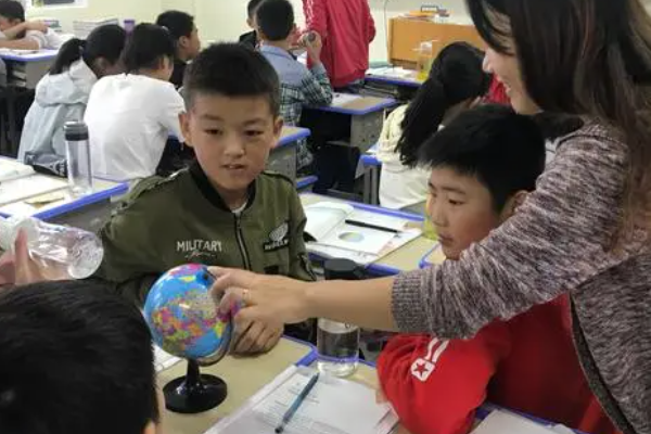 月球繞地球公轉與自轉的周期相同