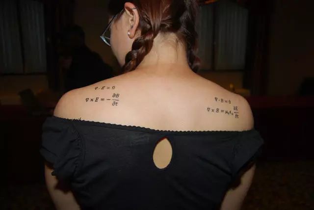 麥克斯韋方程組遺留問題：光速究竟是相對誰而言？