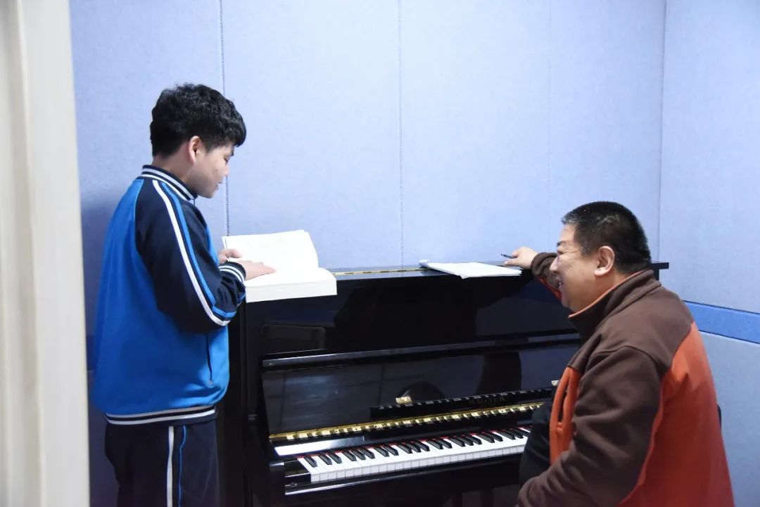 三峽藝術高中物理