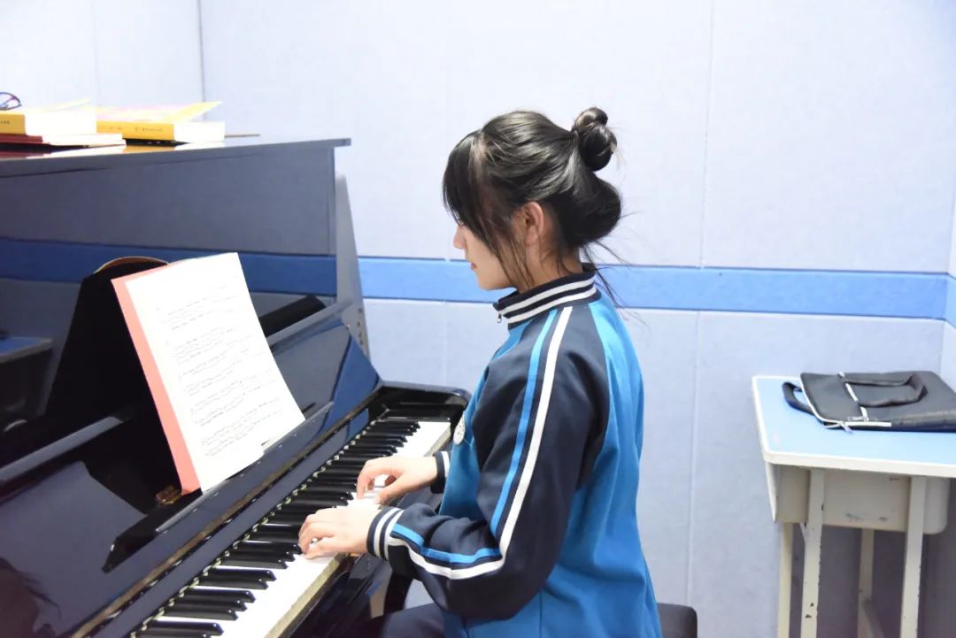 三峽藝術高中物理