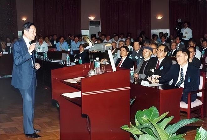 1957 年楊振寧李政道獲諾獎，為何觸動幾代中國人？